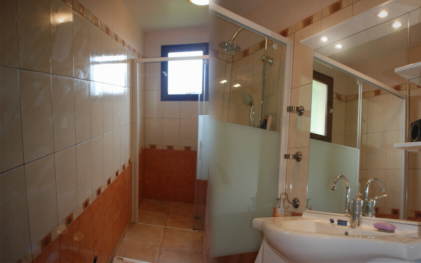Salle de bain carrelée avec douche à l'italienne